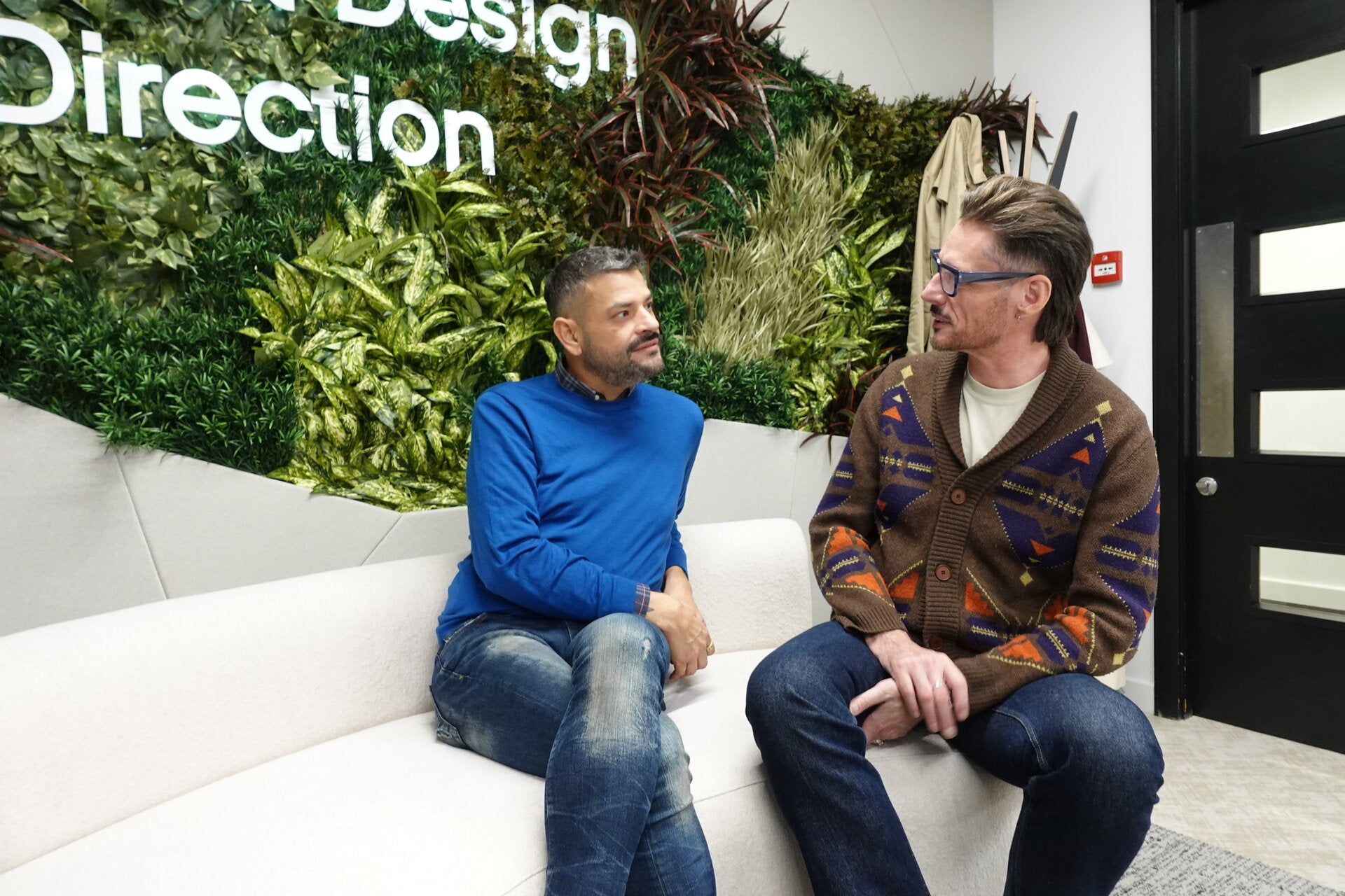 JDD showroom men sitting on Emme sofa