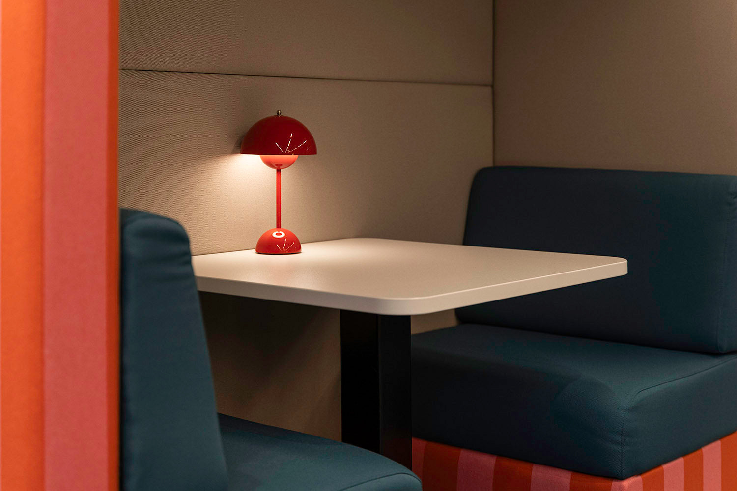 a close up of the table and seat of the jdd 2 seat bea meeting pod