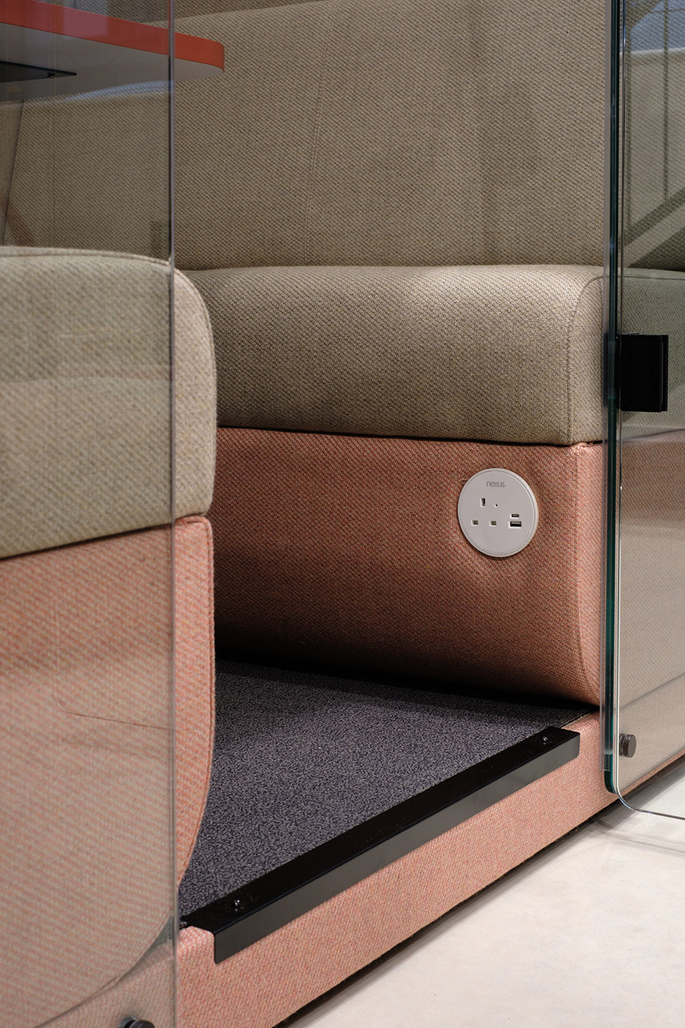 jdd bob meeting pod close up of the power in seat